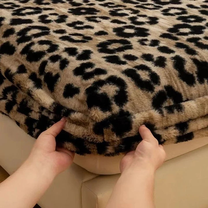 Kadife Leopar Desenli Lastikli Yatak Örtüsü