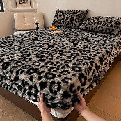 Kadife Leopar Desenli Lastikli Yatak Örtüsü