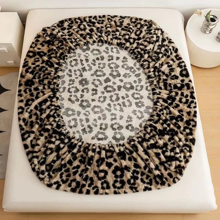 Kadife Leopar Desenli Lastikli Yatak Örtüsü